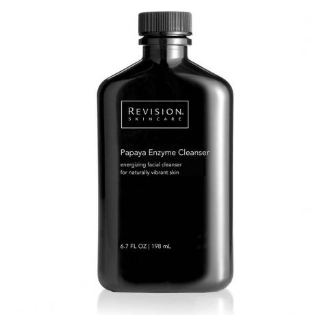 O sticlă neagră de Revision Skincare Papaya Enzyme Cleanser pe fundal alb