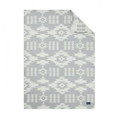 पेंडलटन मूनलाइट मेसा थ्रो ब्लैंकेट: सफेद पृष्ठभूमि पर एक ग्रे और सफेद सांता फ़े-पैटर्न वाला थ्रो कंबल