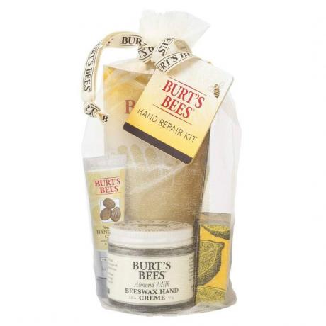 Burt's Bees Hand Repair Kit жълти продукти за грижа за ръцете, увити в марля на бял фон
