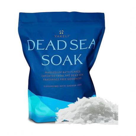Yareli Dead Sea Bath & Foot Soak เกล็ดแมกนีเซียมไร้กลิ่น ถุงสีน้ำเงินและเกล็ดเกลือบนพื้นหลังสีขาว