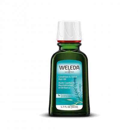 Zelená lahvička Weleda Rosemary Conditioning Hair Oil s bílým uzávěrem na bílém pozadí
