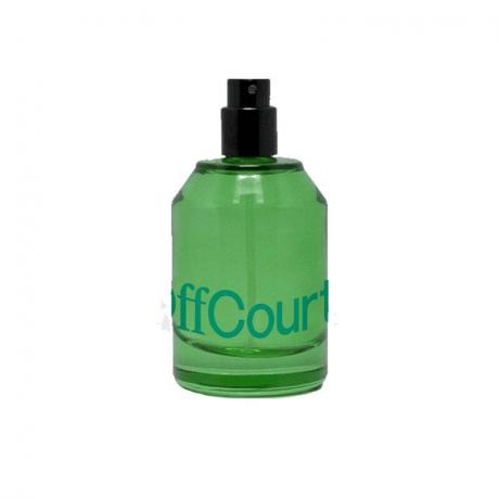 Yeşil bir parfüm şişesi OffCourt İncir Yaprakları + beyaz zemin üzerine Beyaz Misk Eau de Toilette