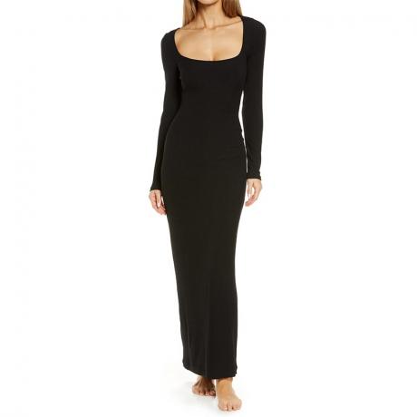Skims Lounge Ribbed Long Sleeve Maxi Dress modèle portant une robe longue noire à manches longues sur fond blanc