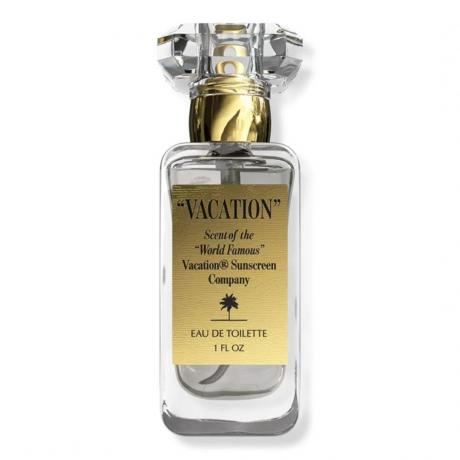 „Wakacje” marki Vacation Eau de Toilette Przezroczysta, prostokątna butelka perfum ze złotą etykietą oraz kryształową i złotą zakrętką na białym tle