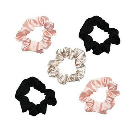 Fem kitsch satin scrunchies (to lyserøde, to sorte og en beige) på en hvid baggrund