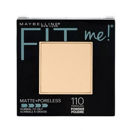 Maybelline New York Fit Me Matte + Poreless puder v prahu v črni kvadratni kompaktni obliki v prahu na belem ozadju