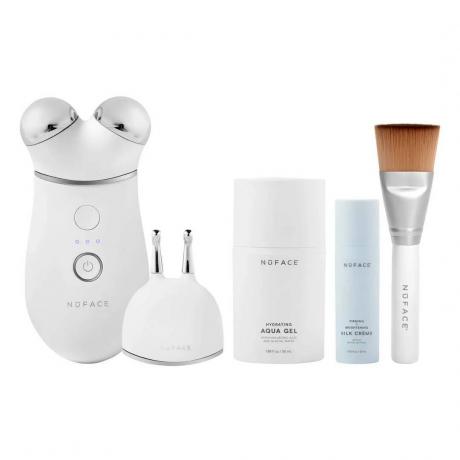 NuFACE Trinity+ und Effective Lip and Eye Attachment, weißes Gesichtsgerät, Lippen- und Augenaufsatz, Hautpflegeprodukte und Pinsel auf weißem Hintergrund