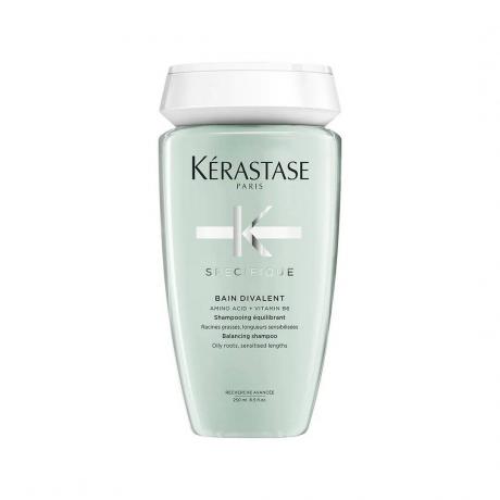 Shampooing Kérastase Specifique pour cuir chevelu gras bouteille de shampooing vert pâle avec capuchon blanc sur fond blanc