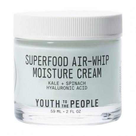 Youth to the People Superfood Air-Whip Moisture Cream 흰색 배경에 흰색 뚜껑이 있는 민트 모이스처라이저의 투명한 병