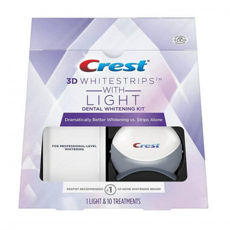 El kit de tiras de blanqueamiento dental Crest 3D Whitestrips con luz LED sobre un fondo blanco