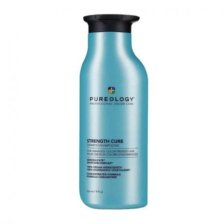 O sticlă albastru deschis de șampon fără sulfat Pureology Strength Cure pe un fundal alb