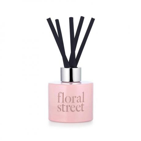 Floral Street Wonderland Bloom Scented Reeds difusor de junco rosa sobre fundo branco