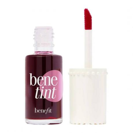 Benetint Cheek & Lip Stain Mini pot original de tache à lèvres rouge avec capuchon blanc sur le côté sur fond blanc