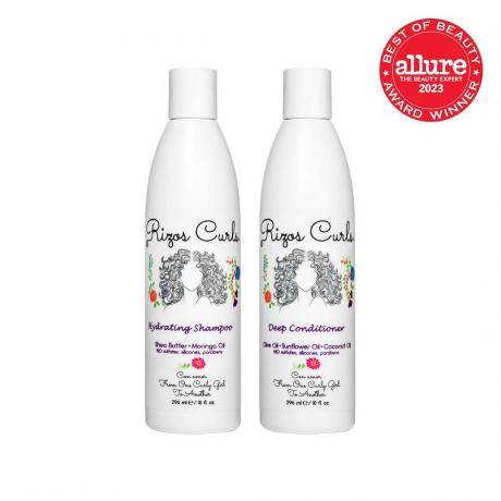 Șampon hidratant Rizos Curls și balsam profund două sticle albe cu ilustrații cu persoane cu păr lung și creț pe fundal alb cu sigiliu roșu Allure BoB în colțul din dreapta sus