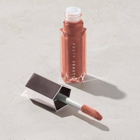 Fenty Beauty Gloss Bomb Universal Lip Luminizator na belem ozadju