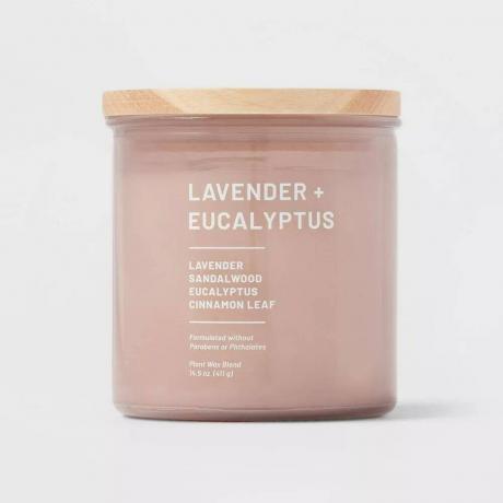 Project 62 Lavender dan Eucalyptus Candle lilin stoples merah muda pucat dengan tutup kayu ringan dengan latar belakang abu-abu muda