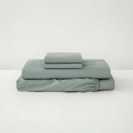 A imagem pode conter: cobertor, almofada, sofá e móveis