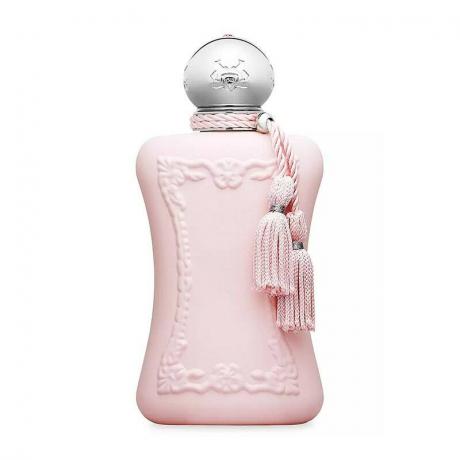 Rozā Parfums de Marly Delina parfumūdens pudele uz balta fona