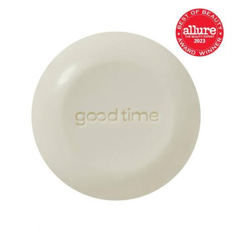 Good Time Hydrating Shampoo Bar okrogla bela šamponska ploščica na belem ozadju z rdečim pečatom Allure BoB v zgornjem desnem kotu