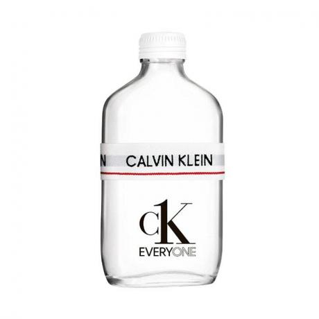 O sticlă transparentă de parfum cu apa de toaletă Calvin Klein CK Everyone pe fundal alb