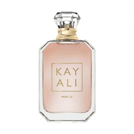 Botol parfum Kayali Musk dengan cairan merah muda dengan latar belakang putih