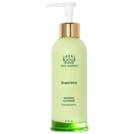 Tata Harper Superkind Refining Cleanser botella verde claro con tapa de bomba dorada y blanca sobre fondo blanco