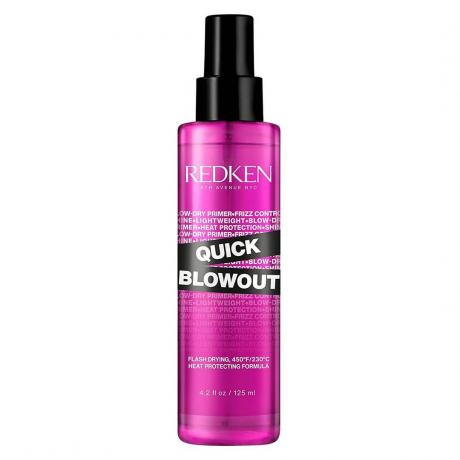 Redken Quick Blowout Spray flacon pulvérisateur rose chaud avec bouchon noir sur fond blanc