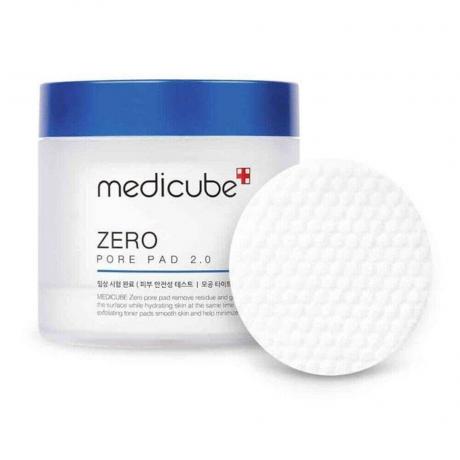 Pullo Medicube Zero Pore Pads 2.0 yhden valkoisen väriainetyynyn vieressä valkoisella pohjalla