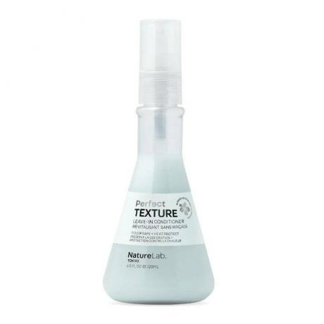 NatureLab Tokyo Texture Leave-in Conditioner & Detangler trekantformet flaske med lyseblå detangler spray på hvid baggrund