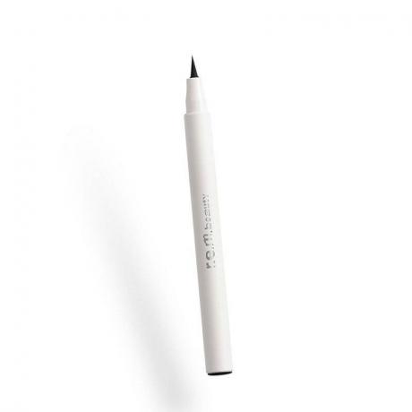 Uma caneta delineador de olhos branco com uma ponta afilada de feltro preto em um fundo branco