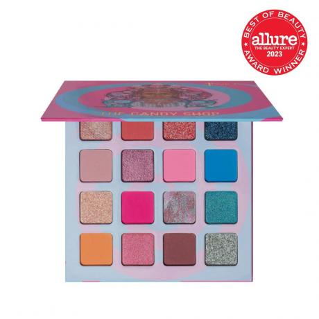 Juvia’s Place Candy Shop Lidschatten-Palette, quadratische blaue und rosa Palette mit 16 bunten Lidschatten auf weißem Hintergrund mit rotem Allure BoB-Siegel in der oberen rechten Ecke