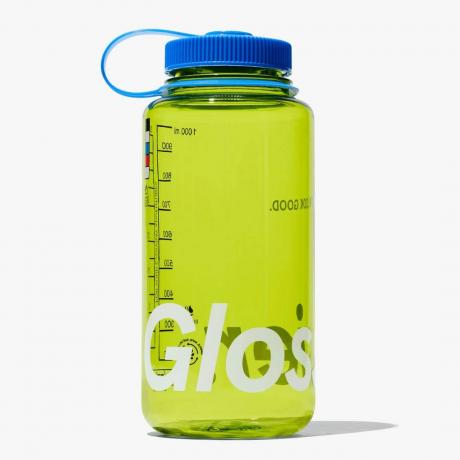 Lesklejšia fľaša na vodu v zelenej farbe s modrým uzáverom na bielom pozadí