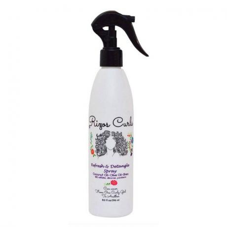 En hvid sprayflaske med Rizos Curls Refresh and Detangle Spray på en hvid baggrund