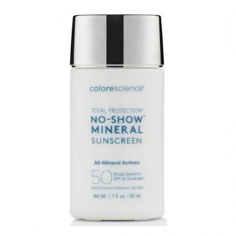 Colorescience Total Protection No-Show Mineral Sunscreen SPF 50 ขวดสีขาวแบนพร้อมฝาสีเงินแบนบนพื้นหลังสีขาว