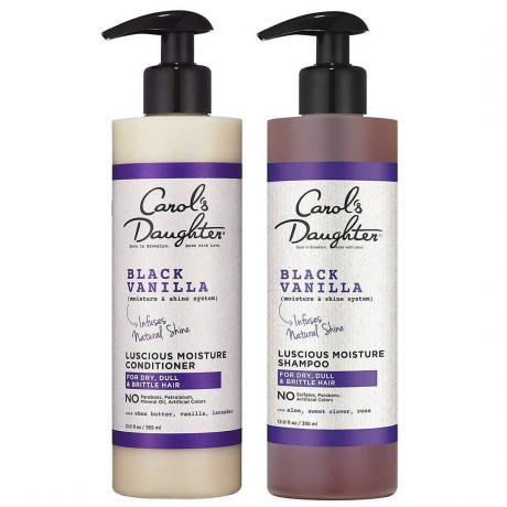 Două sticle transparente asortate, cu etichete cremă și violet, din setul de șampon și balsam pentru hidratare și strălucire cu vanilie neagră Carol’s Daughter, pe un fundal alb