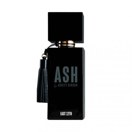 ASH โดย Ashley Benson East ขวดน้ำหอมสี่เหลี่ยมผืนผ้าสีดำที่ 12 พร้อมพู่หนังบนพื้นหลังสีขาว