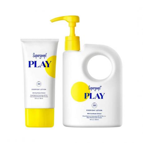 Supergoop Play Sunscreen Set أنبوب أبيض بغطاء أصفر وإبريق أبيض مع موزع مضخة أصفر على خلفية بيضاء