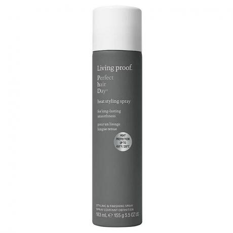 Eine Spraydose des Living Proof Perfect Hair Day Heat Styling Spray auf weißem Hintergrund