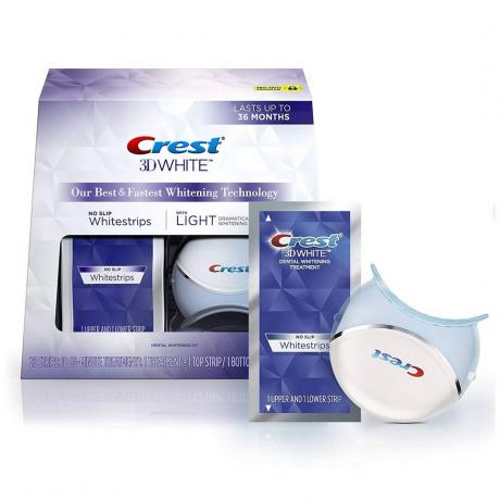 Kotak biru dan putih dari Crest 3D Whitestrips dengan Light Dental Whitening Kit pada latar belakang putih