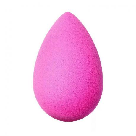 La spugnetta per trucco originale Beautyblender rosa a forma di uovo su sfondo bianco
