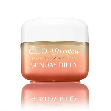 Un borcan portocaliu de Sunday Riley CEO Afterglow Brightening Vitamin C Cream pe un fundal alb