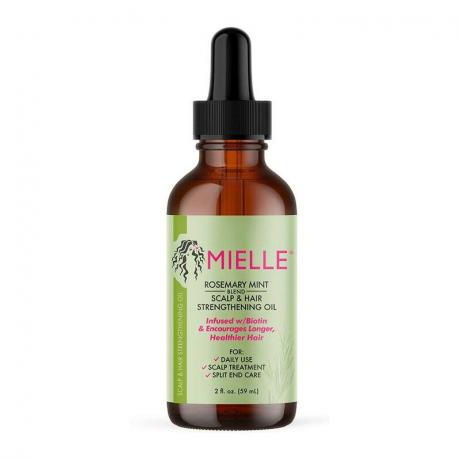 Brūnā un zaļā pilināmā pudele Mielle Organics rozmarīna piparmētru galvas ādas un matu eļļas uz balta fona