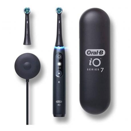 แปรงสีฟันไฟฟ้า Oral-B iO Series 7 บนพื้นหลังสีขาว