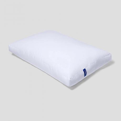 Casper Sleep Essential Pillow dengan latar belakang abu-abu muda