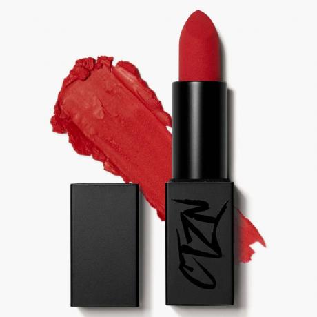 Ctzn Cosmetics Code Red Lipstick čierna tuba červeného rúžu na bielom pozadí