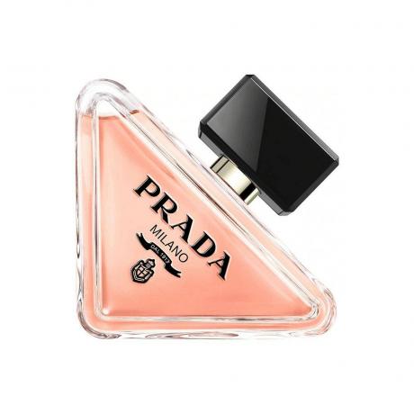 Prada Paradoxe Eau de Parfum botol segitiga parfum persik dengan tutup hitam dengan latar belakang putih