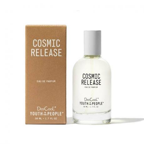 בקבוק בושם זכוכית של Youth to the People X DedCool Cosmic Release Eau de Parfum עם קופסת אריזת קרטון על רקע לבן