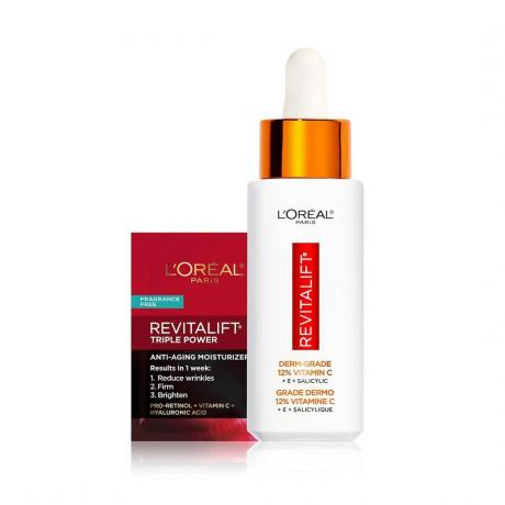 L'Oréal Paris RevitaLift Derm Grade Vitamin C + E + Salicylic Acid Serum ขวดเซรั่มสีขาวพร้อมฝาสีส้มและสีขาวและกล่องสีแดงบนพื้นสีขาว