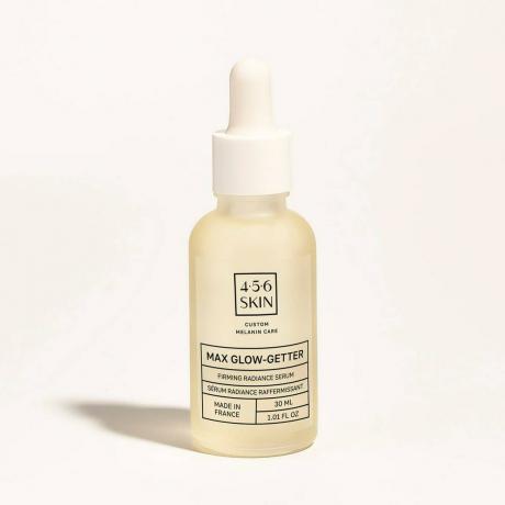 4.5.6 Skin Max Glow-Getter Firming Radiance Serum botol serum kuning pucat dengan latar belakang putih