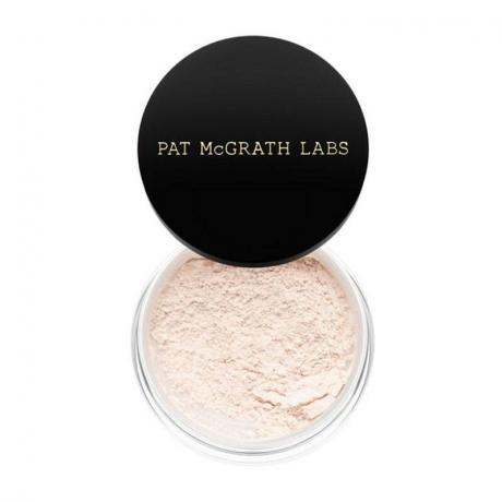 Purkki Pat McGrath Labs Skin Fetish: Sublime Perfection Setting Powder -jauhetta valkoisella pohjalla